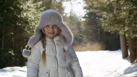 Retrato-de-la-Adorable-niña-en-el-bosque