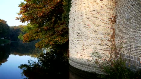 Guerra-mundial-una-en-Bélgica:-otoño-hoy,-Ypres-alrededor-de-las-murallas-a-pie-camino