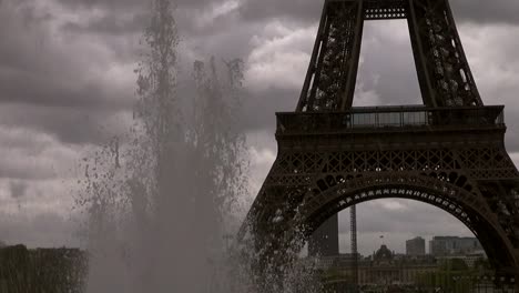 Wasser-und-das-Profil-der-Eiffelturm,-Paris,-Frankreich