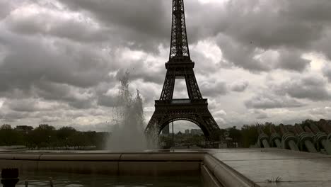 Wasser-und-das-Profil-der-Eiffelturm,-Paris,-Frankreich