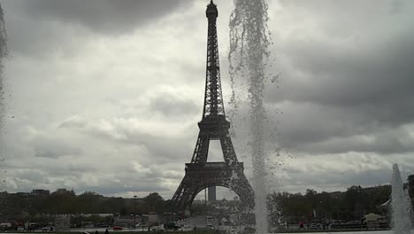 Wasser-und-das-Profil-der-Eiffelturm,-Paris,-Frankreich