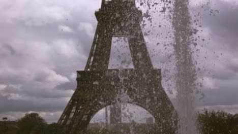 Wasser-und-das-Profil-der-Eiffelturm,-Paris,-Frankreich