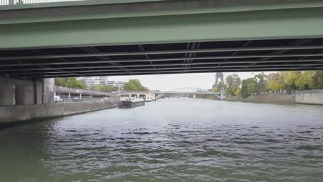 Drohne-Filmmaterial-Unterquerung-der-Brücke-und-hinauf-zur-Seine-und-Eiffelturm-in-Paris-zu-zeigen