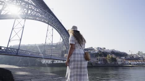 Mujer-caminando-sobre-el-terraplén-bajo-puente