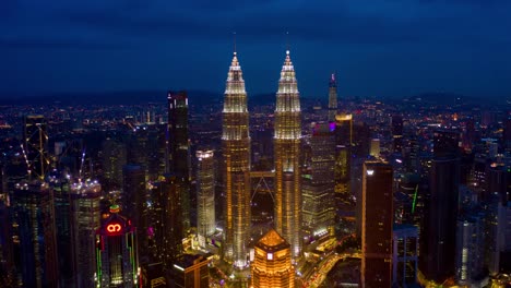 Nacht-Kuala-Lumpur-Stadtzentrum-thront-aerial-Panorama-Zeitraffer-4k-Malaysia