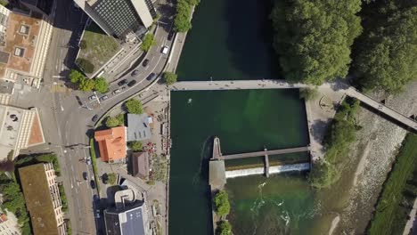 Sonnlicher-Tageszurich-Stadtzentrum-am-Flussufer-der-Luft-nach-unten-Blick-4k-Schweiz