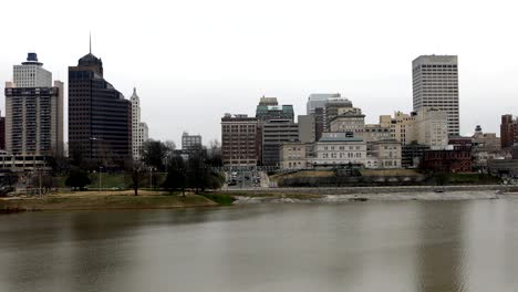 Blick-auf-den-Mississippi-und-die-Skyline-von-Memphan