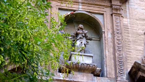 Statue-eines-Helden-auf-einer-Steinmauer-eines-alten-Schlosses-in-Valencia,-Spanien