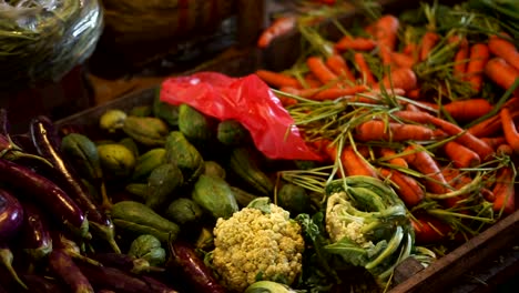 Stapel-von-Auberginen-und-viele-Gemüse-zum-Verkauf-auf-dem-traditionellen-Markt