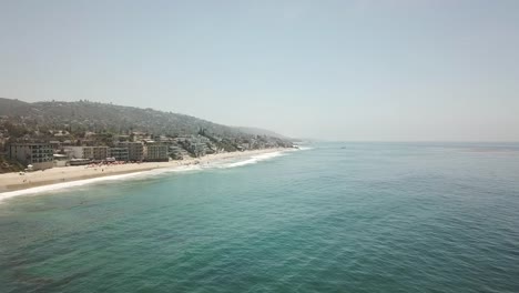 Vista-aérea-de-la-costa-del-Pacífico.-Laguna-Beach-al-atardecer.-Condado-de-Orange,-California,-Estados-Unidos.