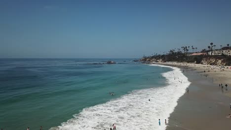 Vista-aérea-de-la-costa-del-Pacífico.-Laguna-Beach-al-atardecer.-Condado-de-Orange,-California,-Estados-Unidos.