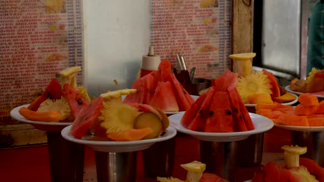 Comida-callejera--Cortar-frutas-en-el-plato-para-la-venta-en-las-calles-de-Mumbai,-India