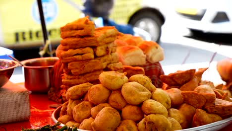 Varieties-of-street-food-displayed-on-Mumbai-streets,-India