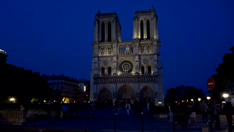 París,-Francia,-la-catedral-de-Notre-Dame-de-París-de-noche.