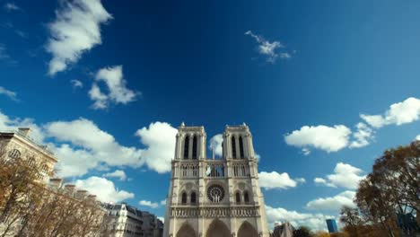 París,-Francia---11-de-noviembre-de-2014:-Vídeos-de-Notre-Dame-en-París.-Creación-de-dos-tomas-en-un-día-soleado