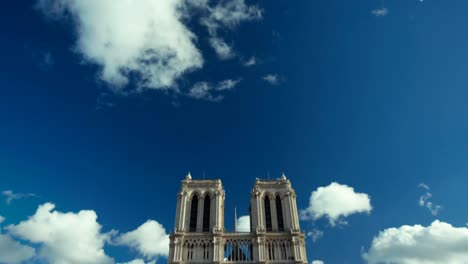 Paris,-Frankreich---11.-November-2014:-Schwenk-nach-unten-establishing-shot-der-berühmten-Notre-Dame-Kirche-in-Paris.