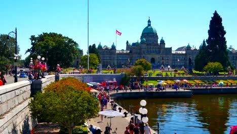 Legislador-y-nativo-Carvers-en-el-puerto-interior-(Inner-Harbor-Causeway,-a-Victoria-BC