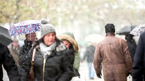 Menschen-in-der-Einkaufspassage-in-frankfurt