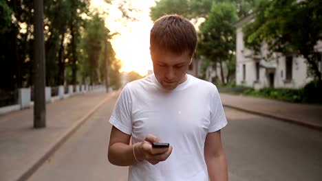 Hombre-con-smartphone-caminando.-Cámara-lenta