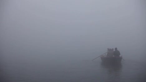 Boot-verschwinden-in-den-Nebel-im-Ganges:--Varanasi,-Indien