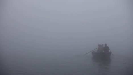 Barco-desaparecer-en-la-niebla-en-el-Ganges:-Varanasí,-India