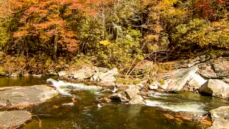 Wasser-Bach-mit-farbigen-Bäume-im-Herbst-Wasserfall-Linville-Falls,-NC