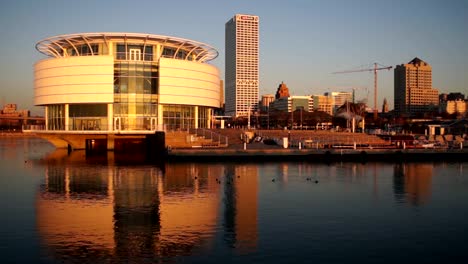 Arquitectura-de-edificios-de-la-ciudad-de-Milwaukee-con-vista-al-lago-Michigan