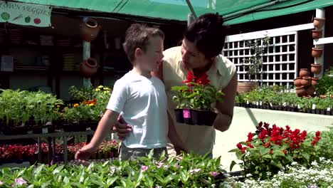 Madre-y-niño-Seleccionar-seedlings-en-un-jardín-de-infancia,-Sudáfrica