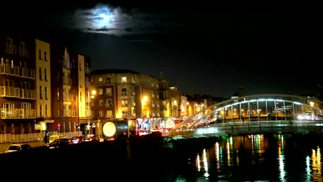 Blick-bei-Nacht-von-der-berühmten-Ha\'Penny-Brücke-in-Dublin,-Irland