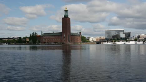 Zeitraffer-von-Stockholm-City-Hall-Gebäude,