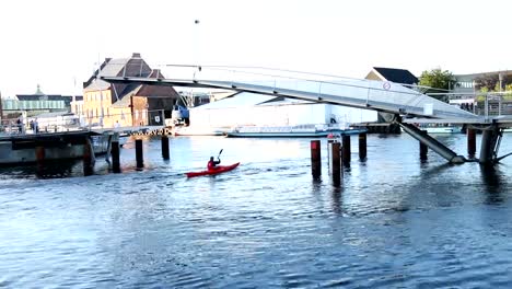 Zugbrücke-während-der-in-der-Stadt