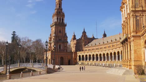 Plaza-de-España-in-Sevilla-sonniger-Tag-touristischen-Spaziergang-Placa-4-k-Spanien