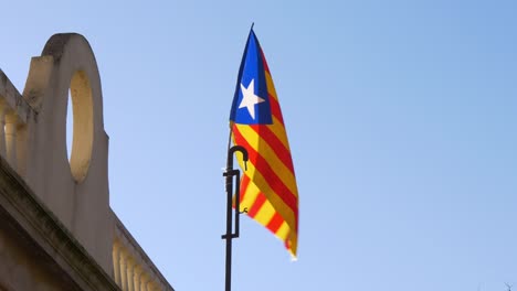 sun-light-blue-sky-Spanien-Flagge-im-wind-winken-4-k-barcelona