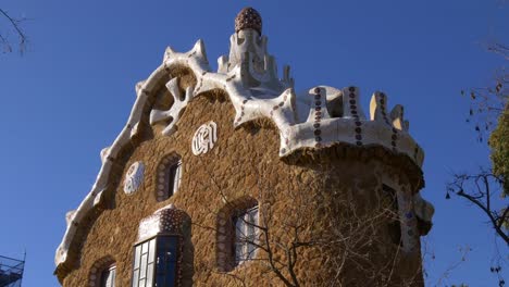 Día-soleado-en-el-parque-güell-en-barcelona-Gaudí-edificio-primer-plano-azul-cielo-vista-4-k,-España