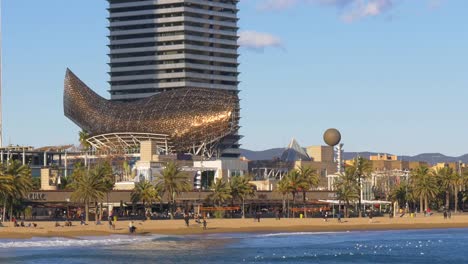 barcelona-playa-pescado-monumento-vista-al-Mar-Mediterráneo,-4-k,-España