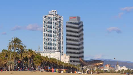 Luz-de-día-de-barcelona-playa-edificios-4-k,-España