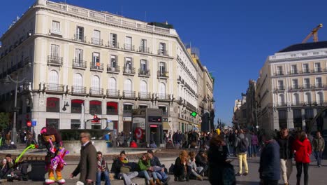 spain-sun-light-madrid-puerta-del-sol-tourist-fountain-4k