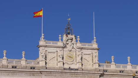 España-día-soleado-palacio-real-de-madrid-último-levantar-bandera-4-K