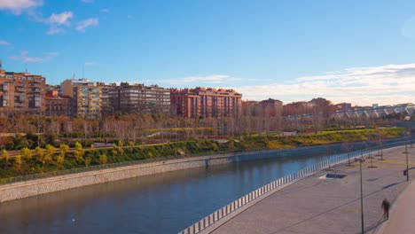 Madrid-río-sol-vista-panorámica-de-la-bahía-por-la-mañana,-lapso-de-tiempo-de-España-4-K