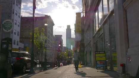 Vereinigte-Staaten-Philadelphia-Sonnenuntergang-einen-Blick-auf-die-Straße-4-k,-Pennsylvania