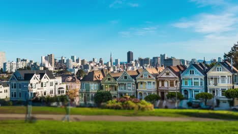 Zeitraffer-mit-viktorianischen-Häuser-auf-Steiner-Straße-und-die-Skyline-von-San-Francisco-an.