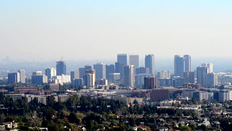 Edificios-del-centro-de-la-ciudad-de-Los-Ángeles-sobre-azul-cielo-nublado