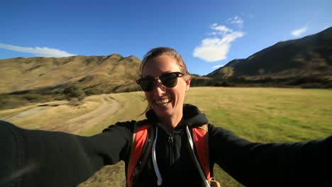 Junge-Geschäftsfrau-Wandern-dauert-selfie-Porträt-mit-den-Bergen-im-Hintergrund