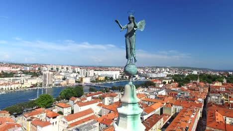 Ángel-en-el-último-piso-de-la-torre-de-catedral-de-St.-Anastasia-en-Zadar,-Croacia