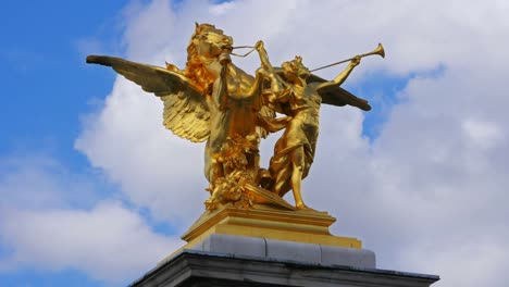 Goldene-Statue-in-Paris,-Frankreich