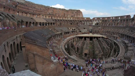 Kolosseum-in-Rom,-Italien-innen