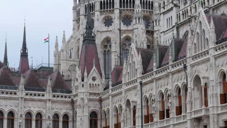 Budapest-con-vista-al-edificio-del-Parlamento-y-del-río-Danubio