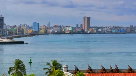 4-K-ciudad-de-Havan-Cuba-visto-desde-Antiguo-Fort,-cánones-en-primer-plano