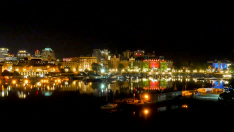 4-K-Victoria-Canadá-Harbor-y-Empress-Hotel-por-la-noche,-reflejo