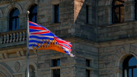 4-K-Provincial-bandera-de-Columbia-Británica-en-frente-de-la-legislatura-de-edificios